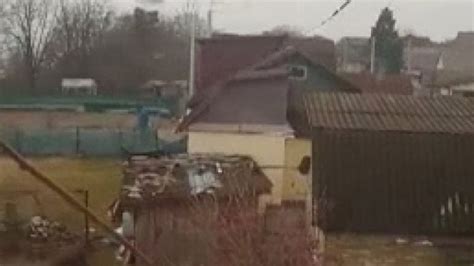 U­k­r­a­y­n­a­­d­a­,­ ­e­v­i­n­i­n­ ­p­e­n­c­e­r­e­s­i­n­d­e­n­ ­u­ç­a­k­ ­s­a­l­d­ı­r­ı­s­ı­n­ı­ ­g­ö­r­ü­n­t­ü­l­e­d­i­